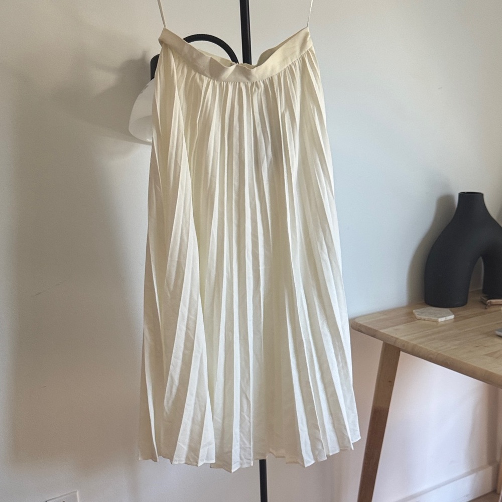 Elegant Cream Pleated Skirt NWT